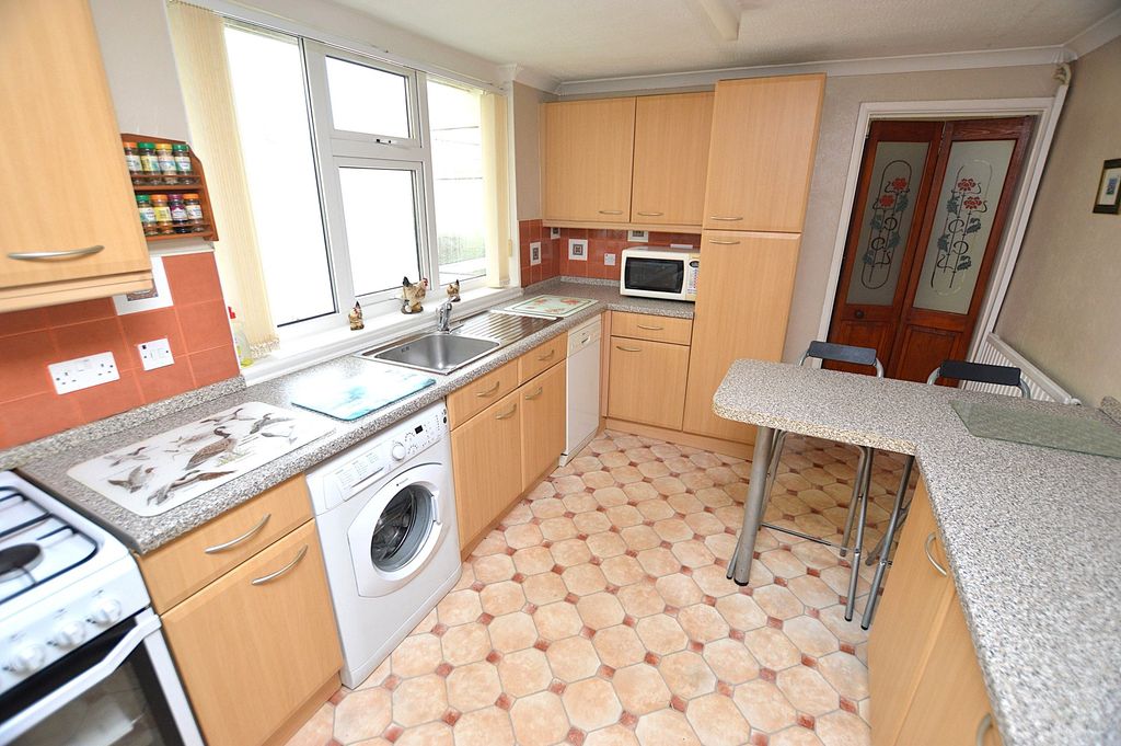 Property photo 2 of 10 Kitchen