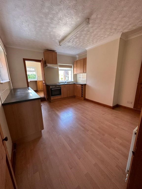 Property photo 3 of 11 Kitchen