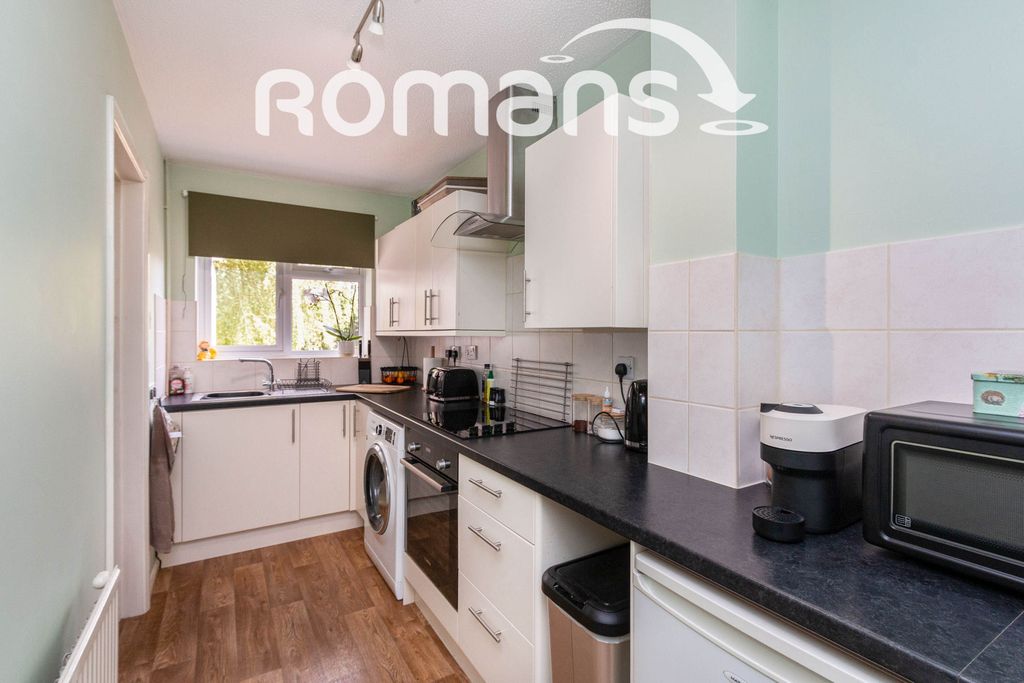 Property photo 3 of 11 Kitchen