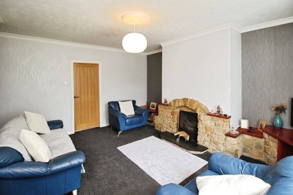 Property photo 3 of 16 Lounge