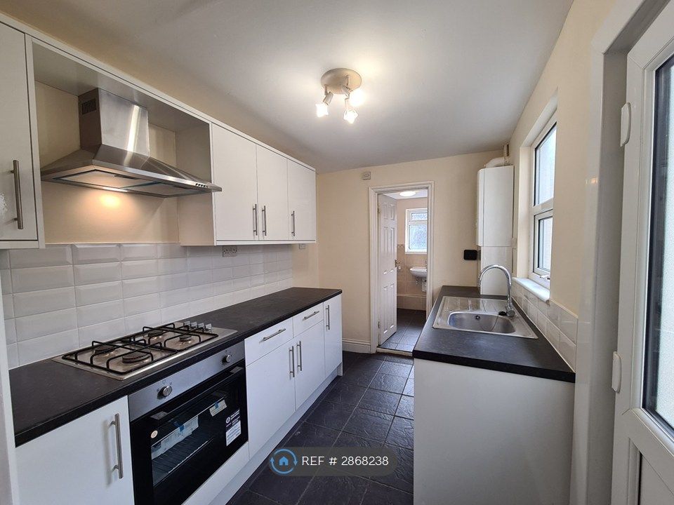 Property photo 2 of 11 Kitchen