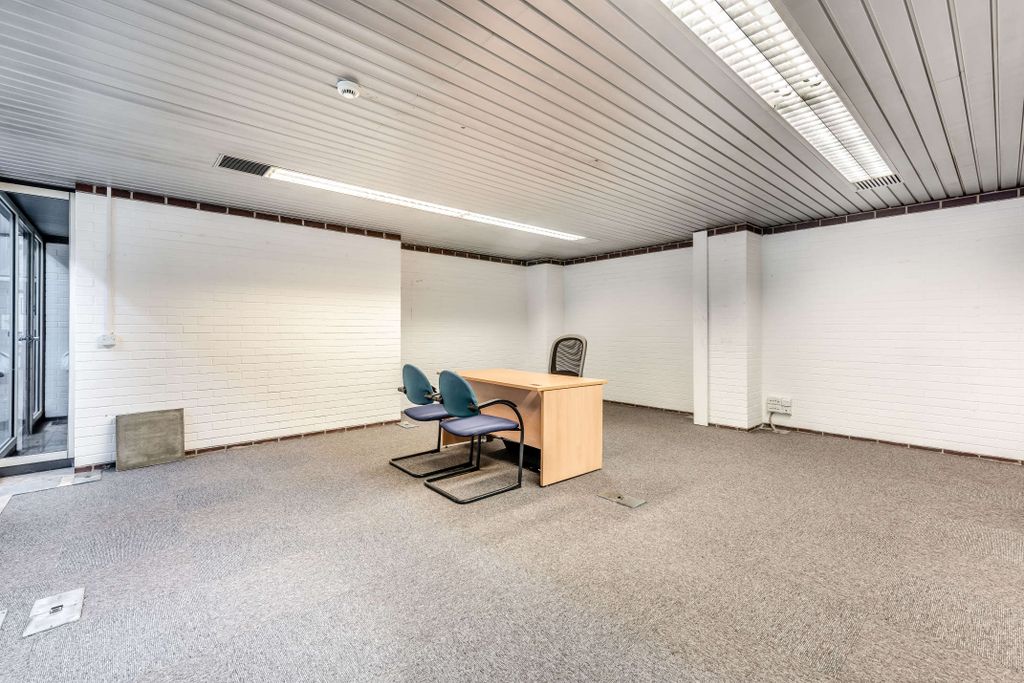 Property photo 3 of 10 8521588-Interior03-800