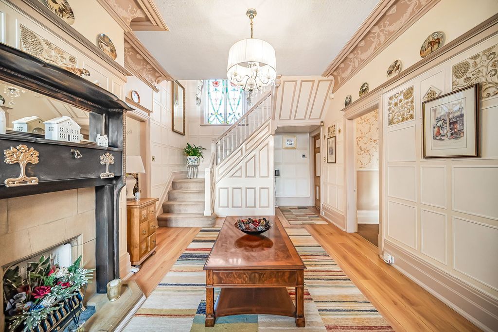 Property photo 2 of 76