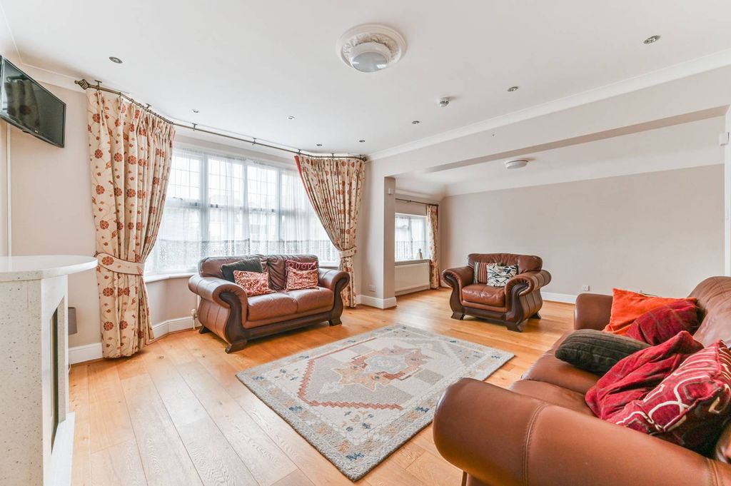 Property photo 3 of 33