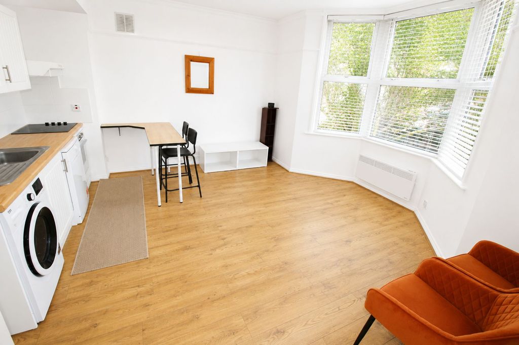 Property photo 2 of 6 Lounge