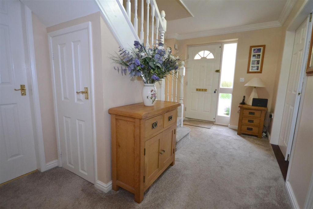 Property photo 3 of 21 Hallway.Jpg