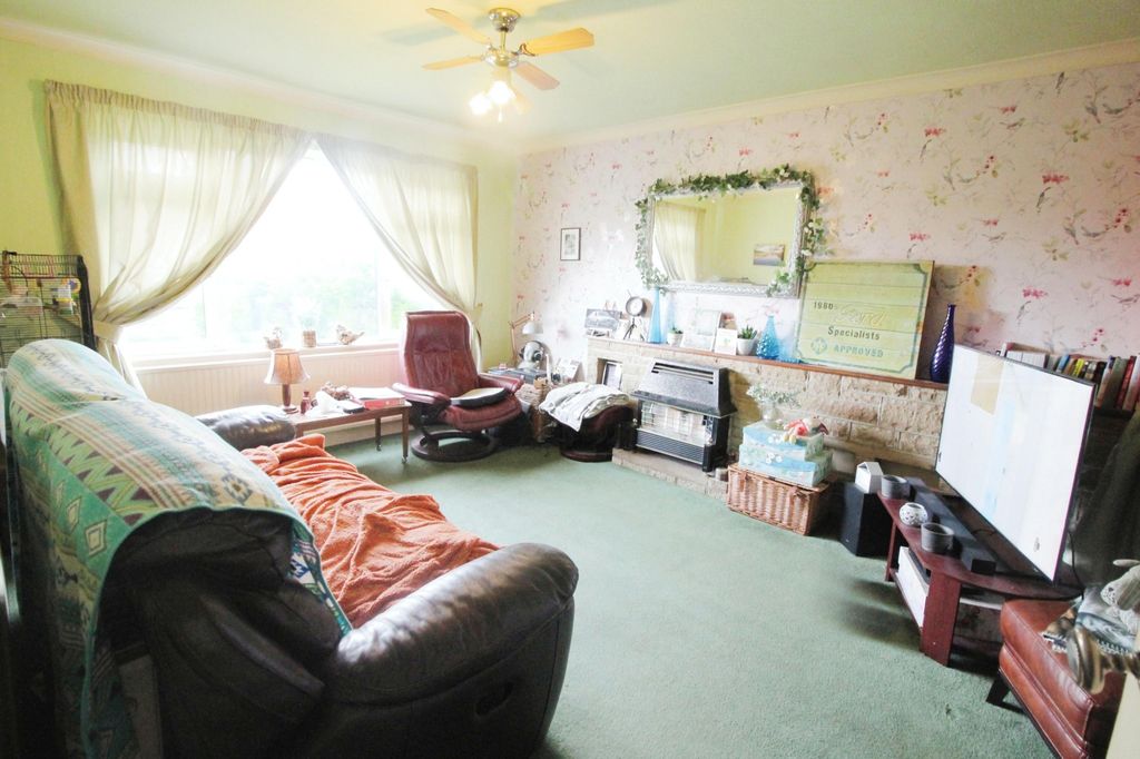 Property photo 1 of 19 Lounge