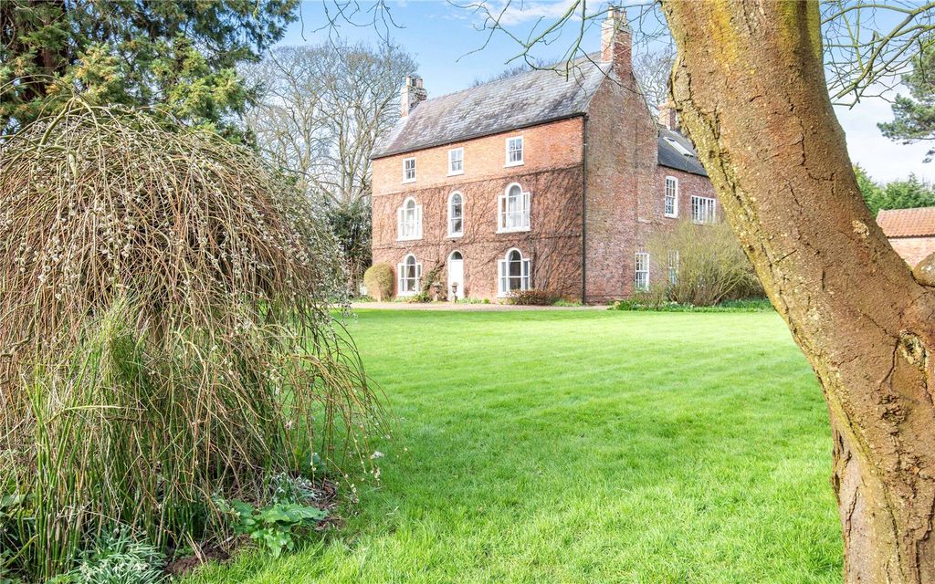 Property photo 2 of 21 Front View