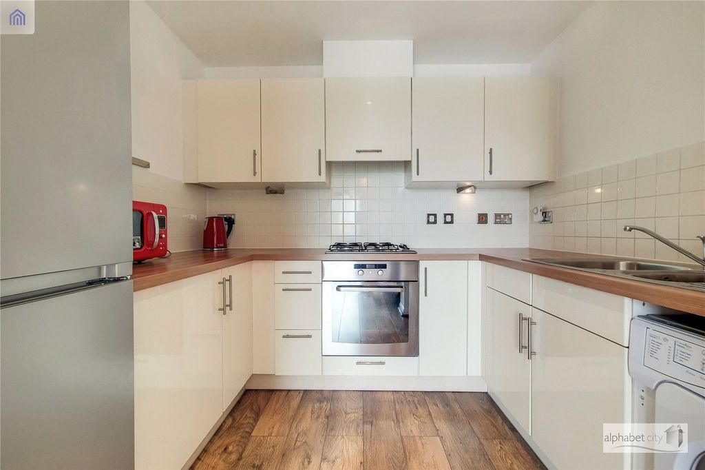 Property photo 3 of 10 Kitchen