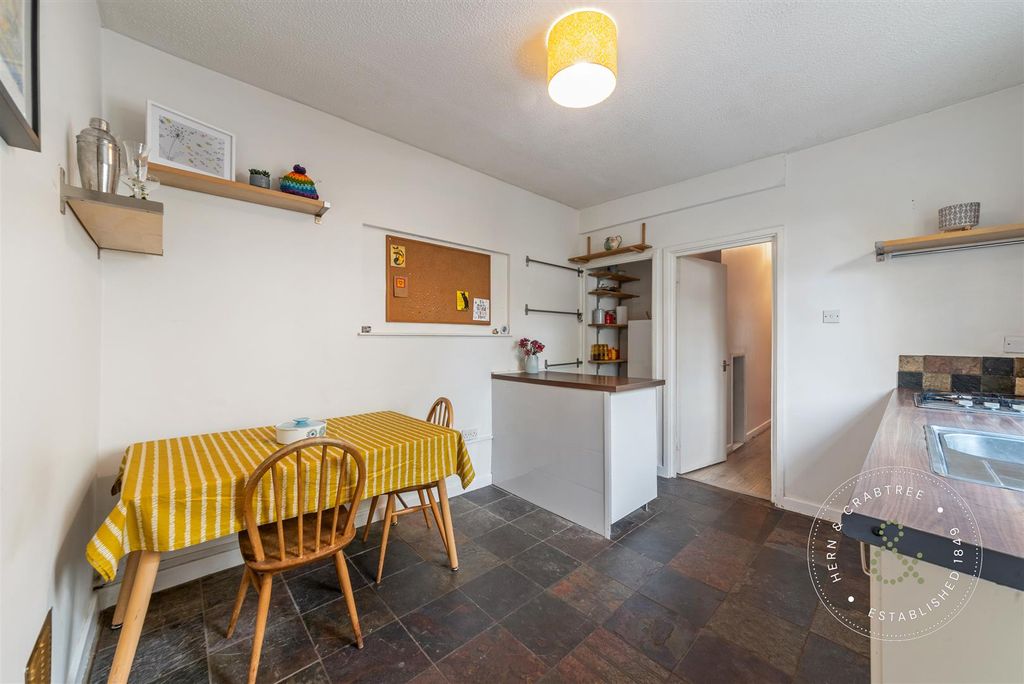 Property photo 2 of 22 St-Johns-Crescent-11.Jpg