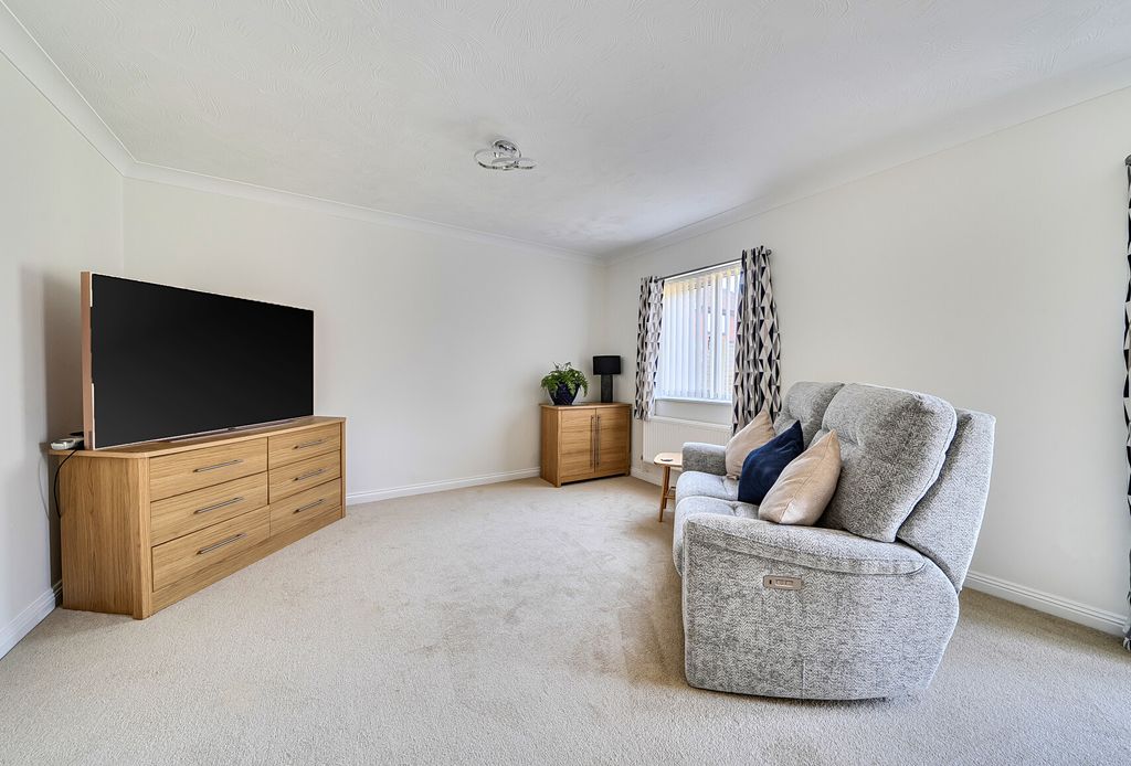 Property photo 3 of 14 1432463-14-69Bd88...