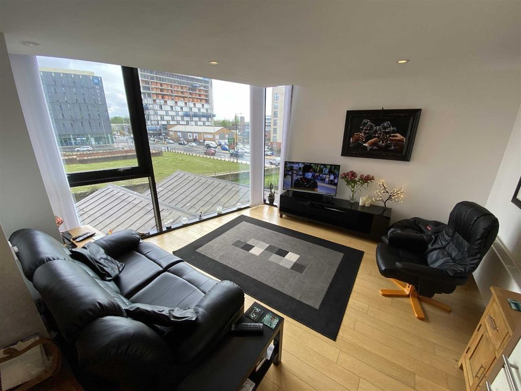 Property photo 2 of 13