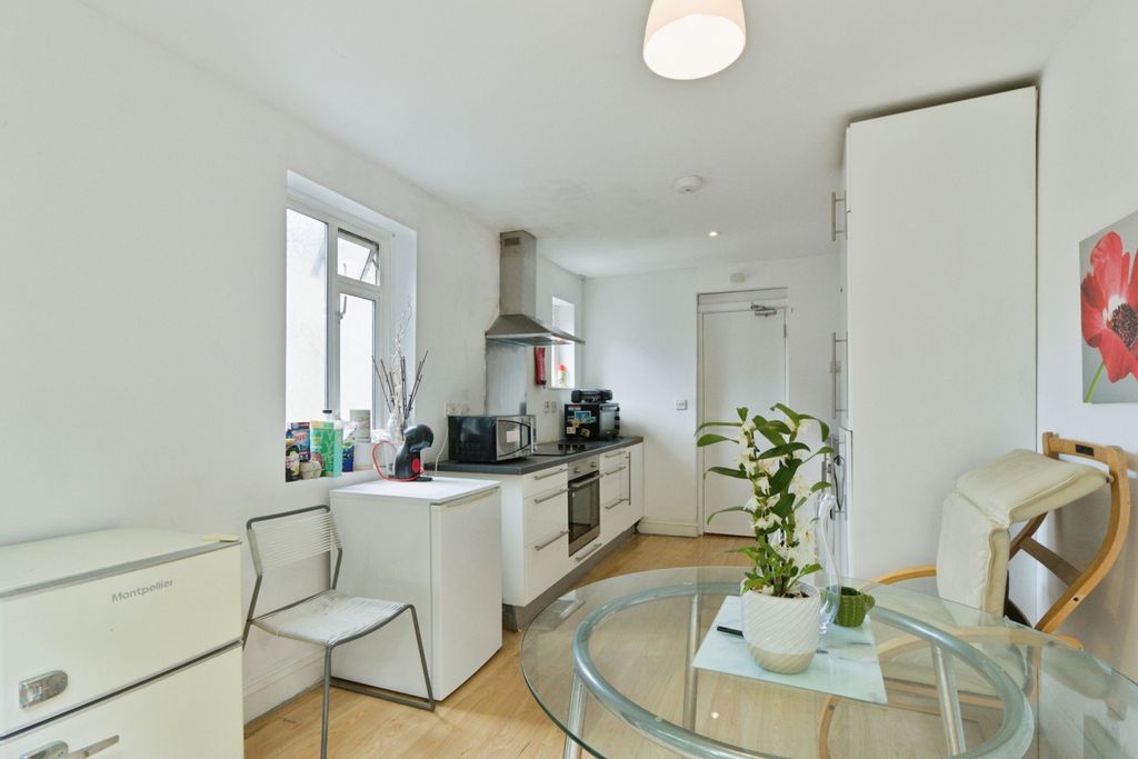 Property photo 3 of 24 Pbox-Img.Jpg