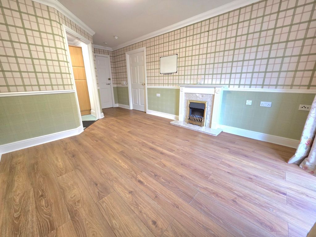 Property photo 2 of 17 Lounge