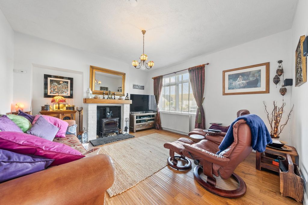 Property photo 2 of 28