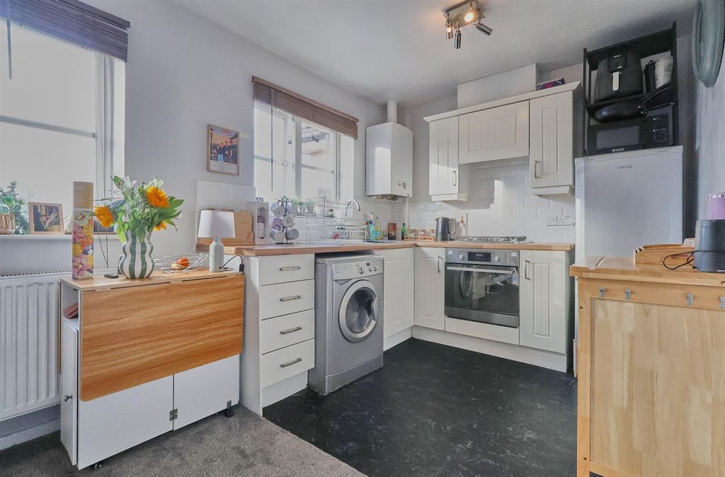 Property photo 3 of 10 Kitchen Area