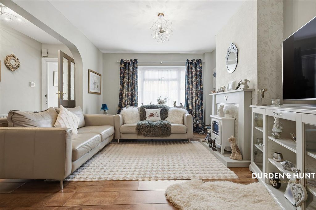 Property photo 3 of 23 Woolhampton Way