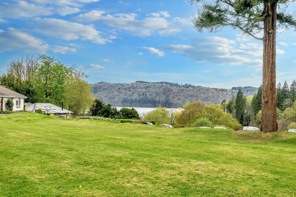 Property photo 3 of 15 Communal Gardens & Lake Views