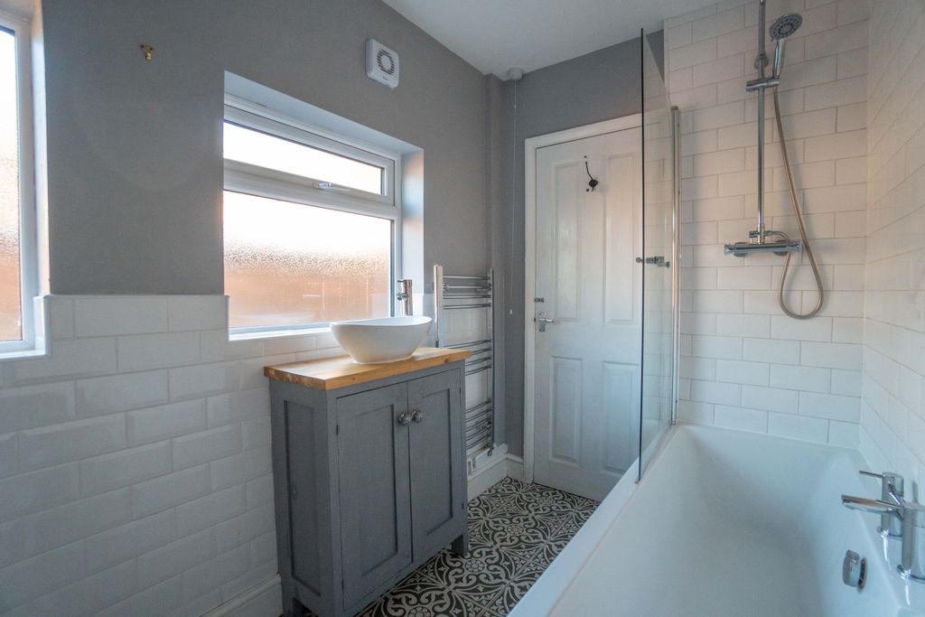 Property photo 2 of 9 Bathroom