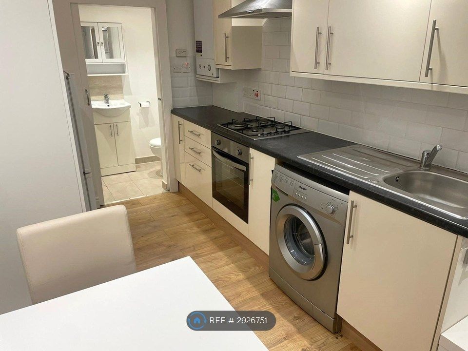 Property photo 3 of 6 Kitchen