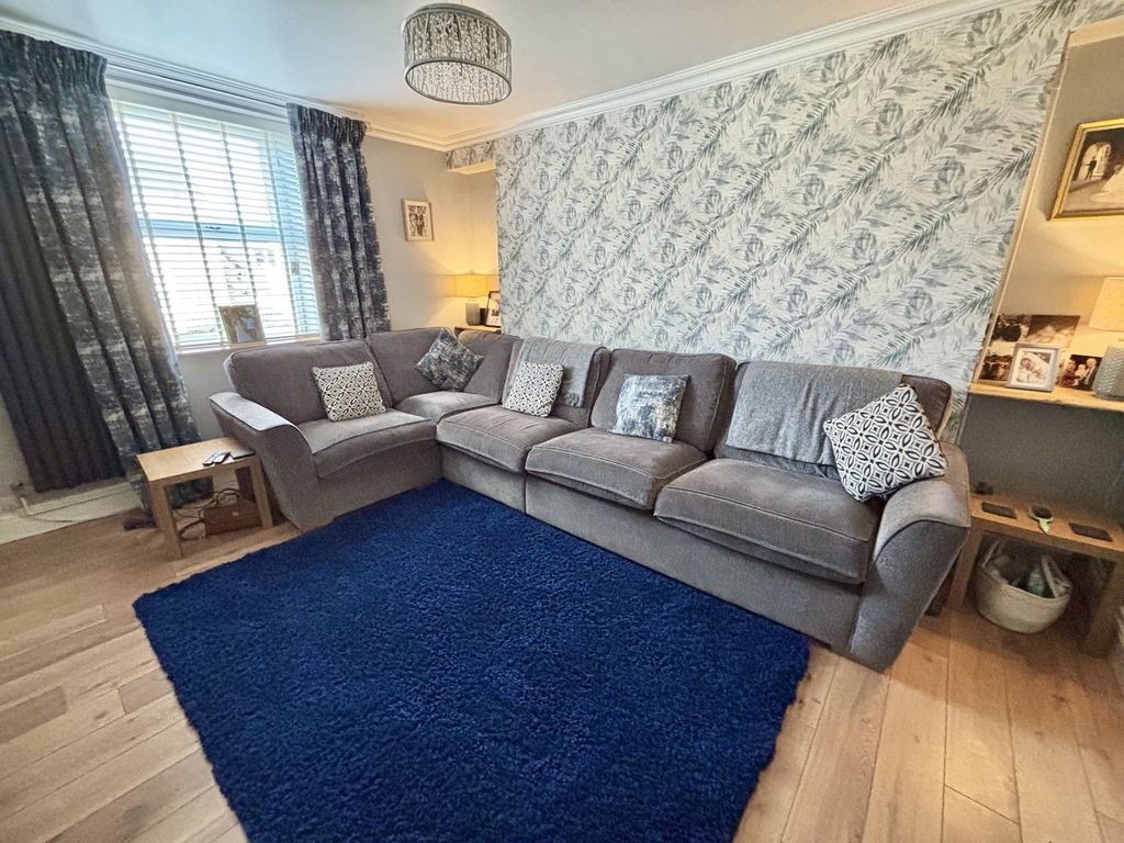 Property photo 3 of 33 Lounge