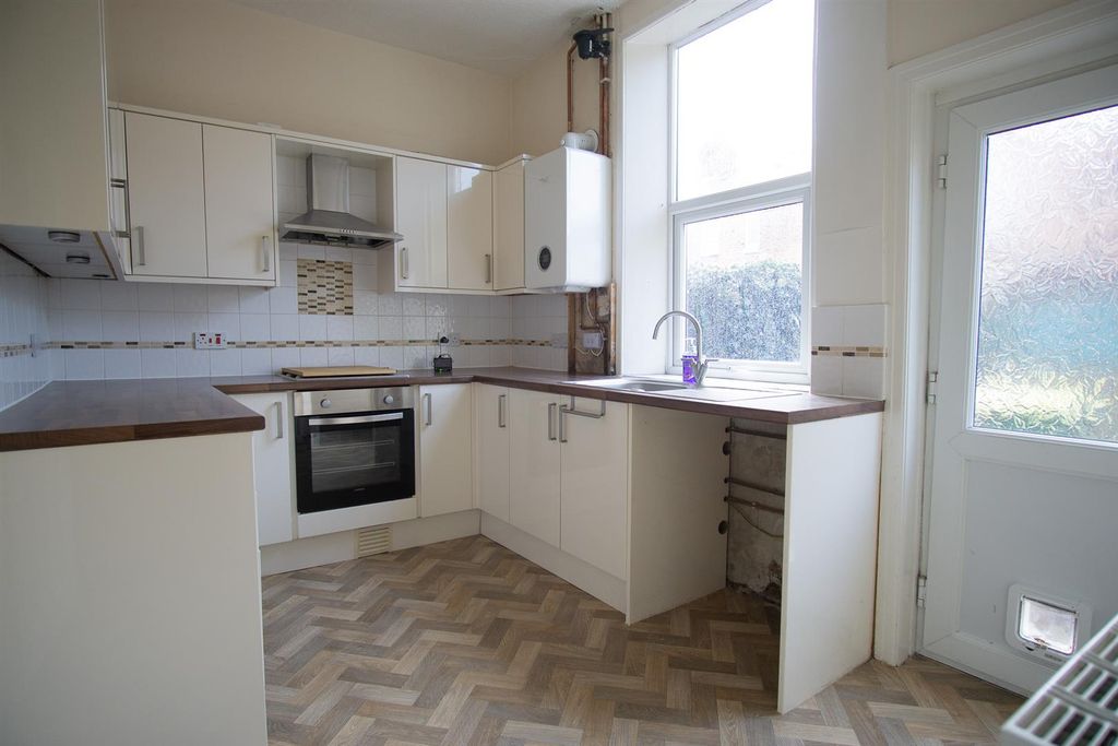 Property photo 3 of 9 Kitchen