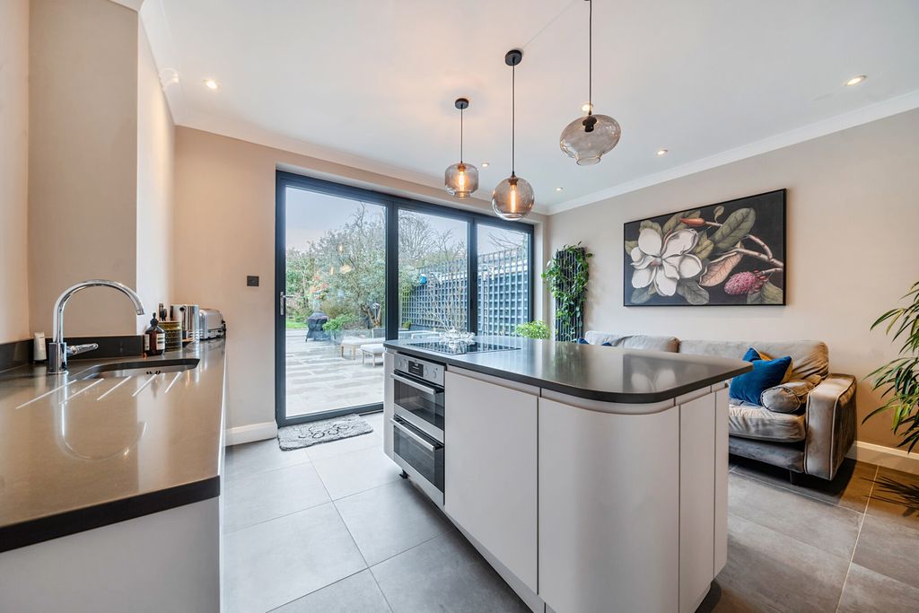 Property photo 3 of 19 Kitchen