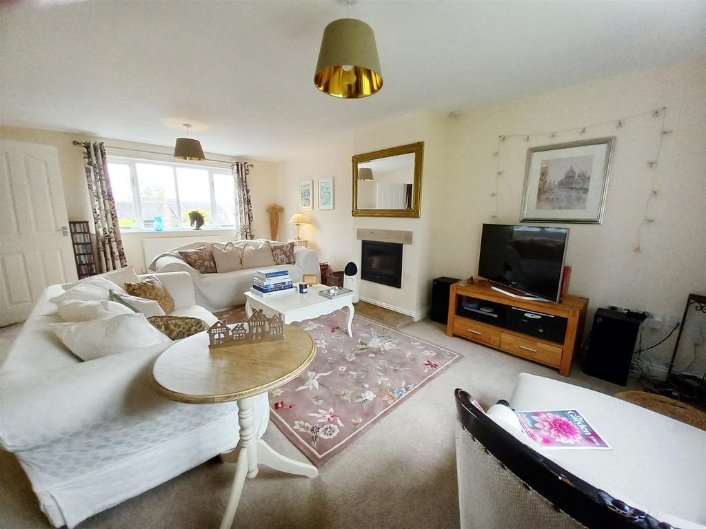 Property photo 3 of 21 5. Lounge.Jpg