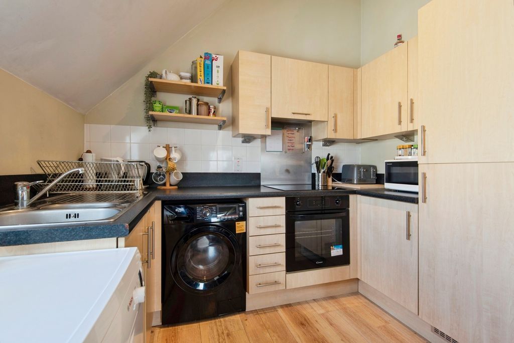 Property photo 2 of 17 Kitchen/Lounge