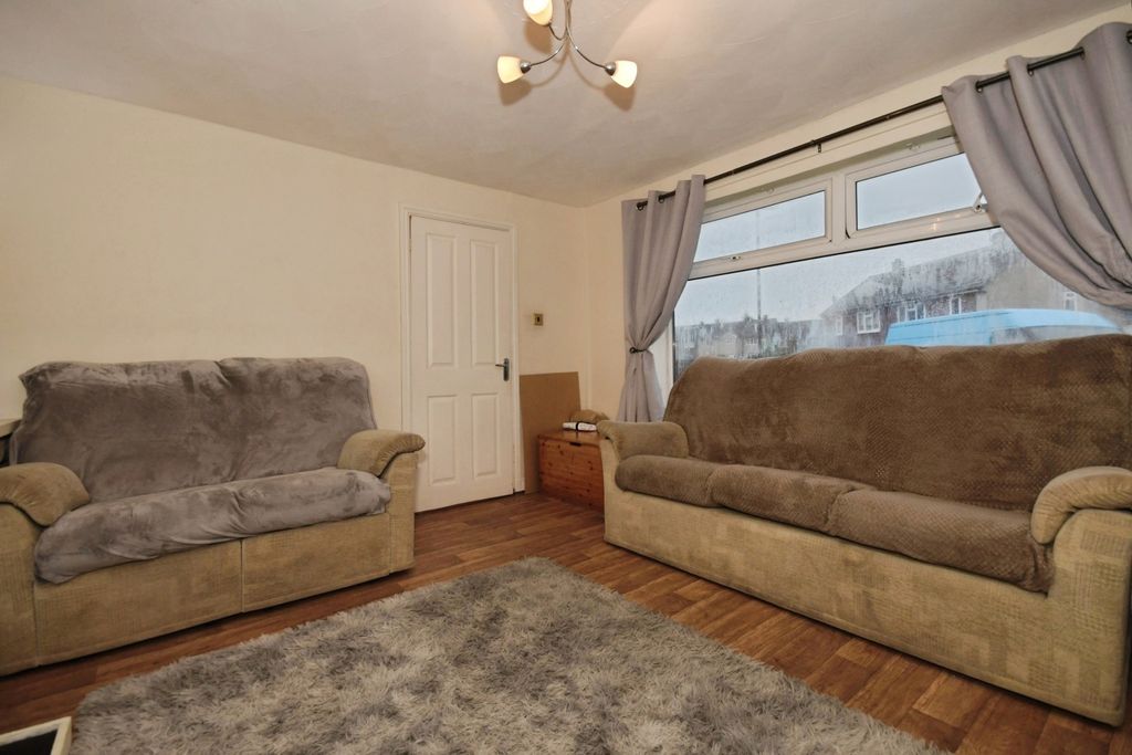 Property photo 3 of 17 Lounge