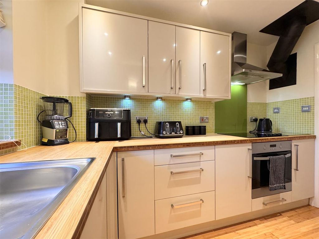 Property photo 3 of 22 Kitchen