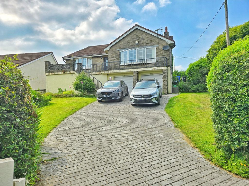 Property photo 1 of 25 Large Detached Home