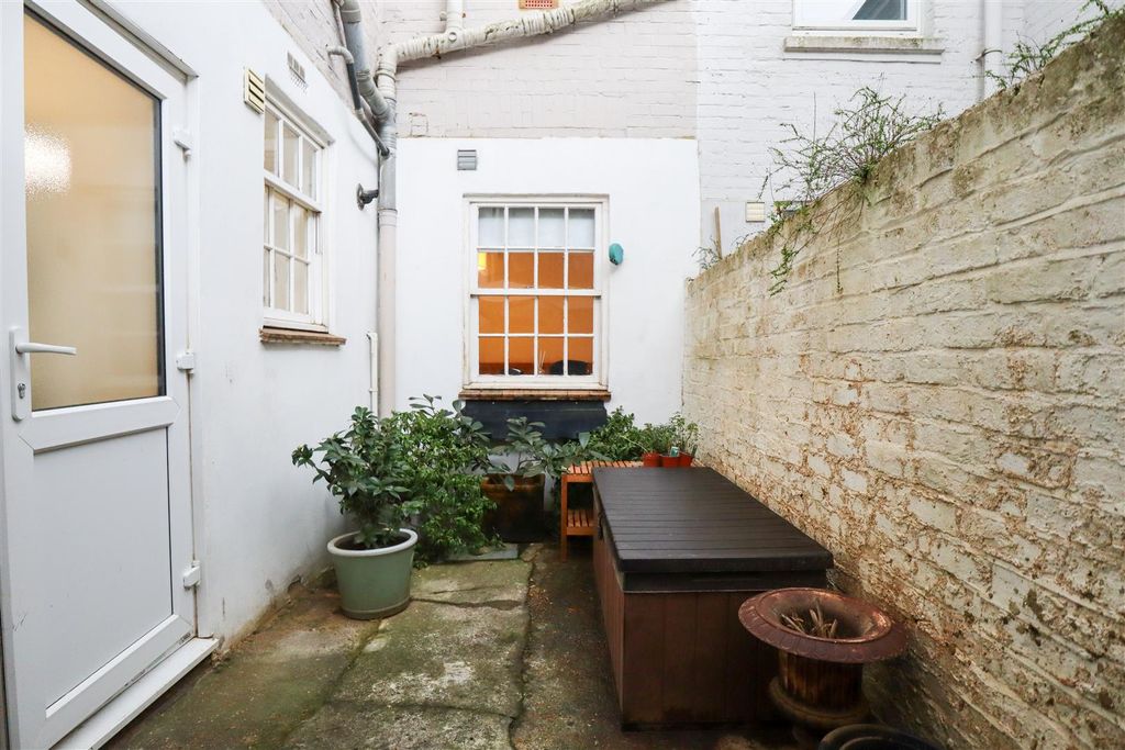 Property photo 2 of 10 Courtyard Garden