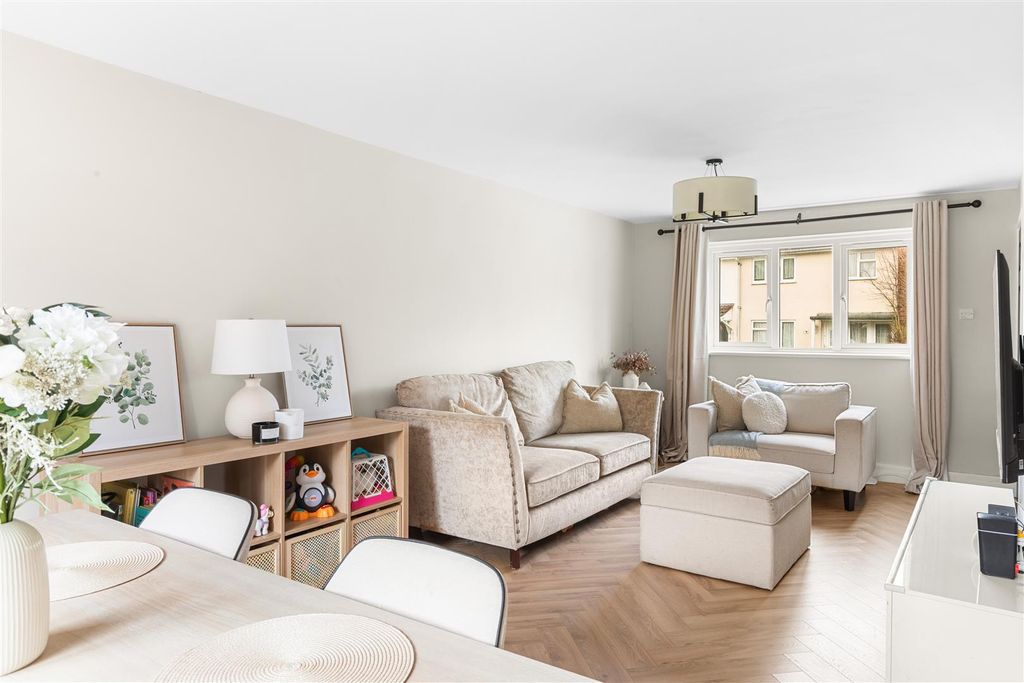 Property photo 3 of 21 Tilburymead_5.Jpeg