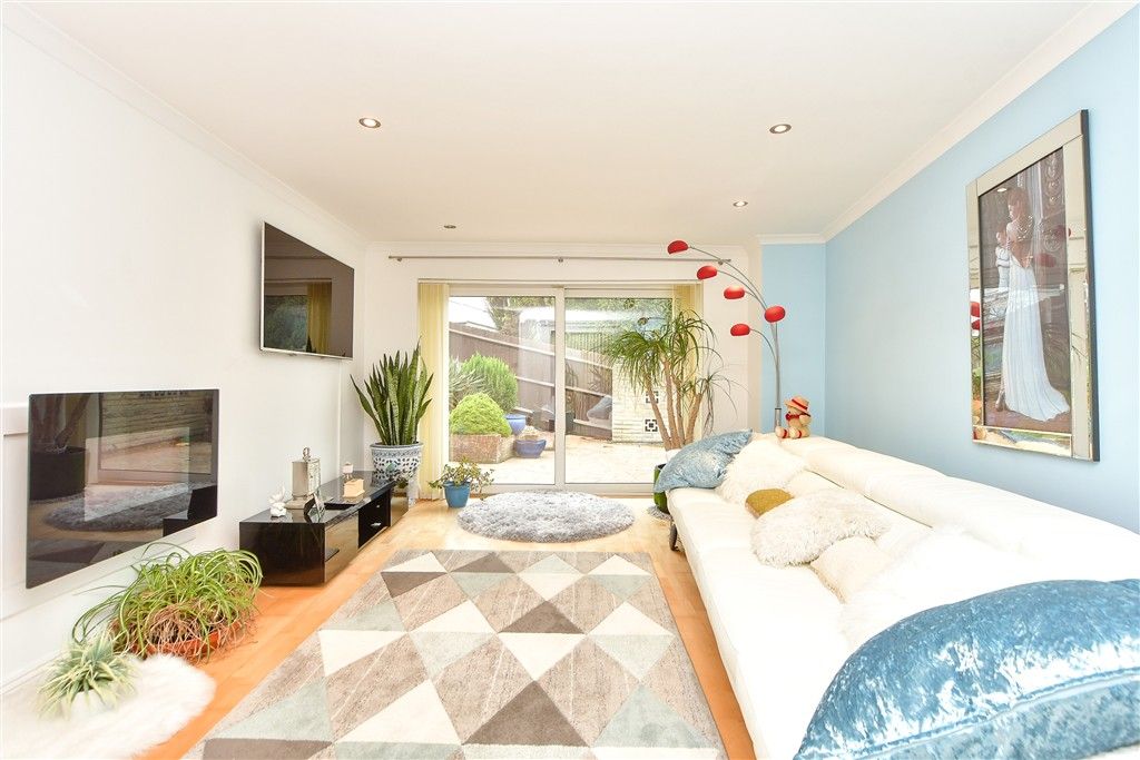 Property photo 1 of 15 Lounge