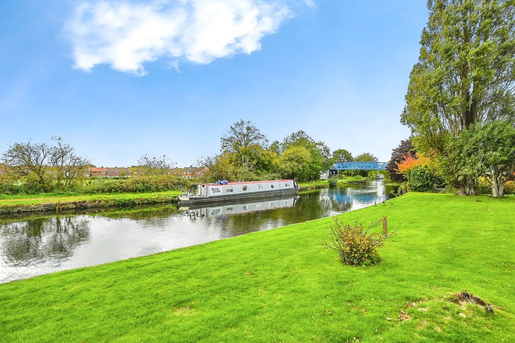 Property photo 2 of 17 Photo