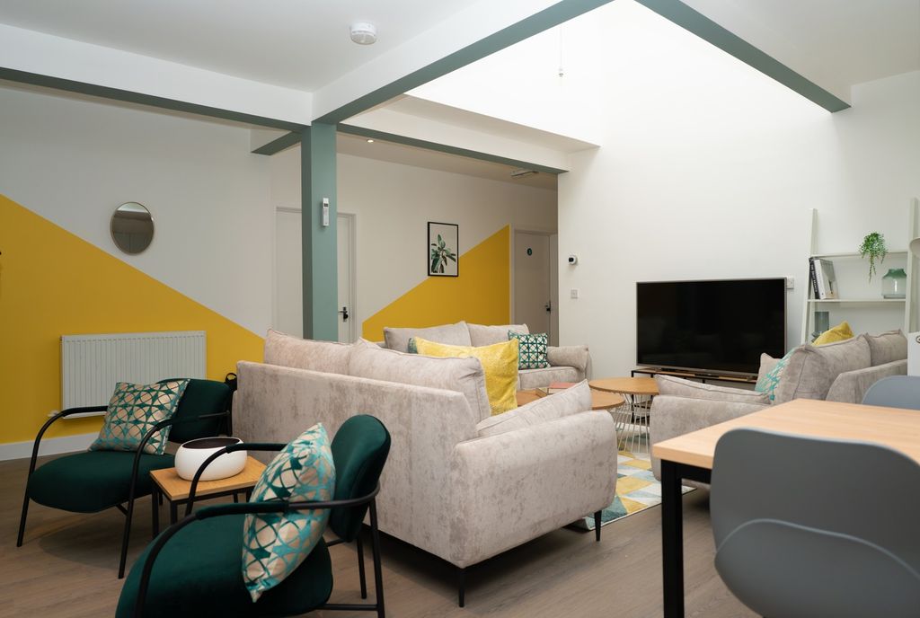 Property photo 1 of 5 A Spacious And Stylish Large Modern Living Room Wi...