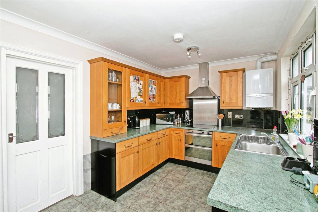 Property photo 3 of 9 Kitchen