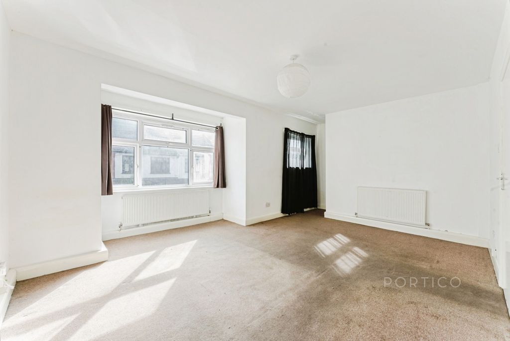 Property photo 2 of 16 Pbox-Img.Jpg