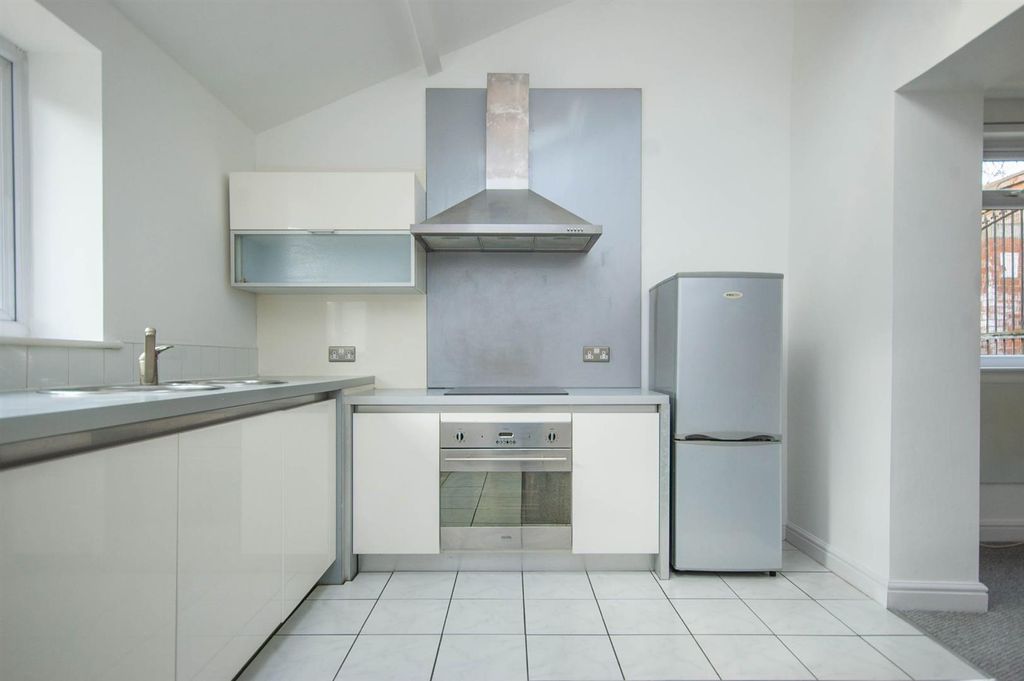 Property photo 2 of 9 Kitchen / Dining Area