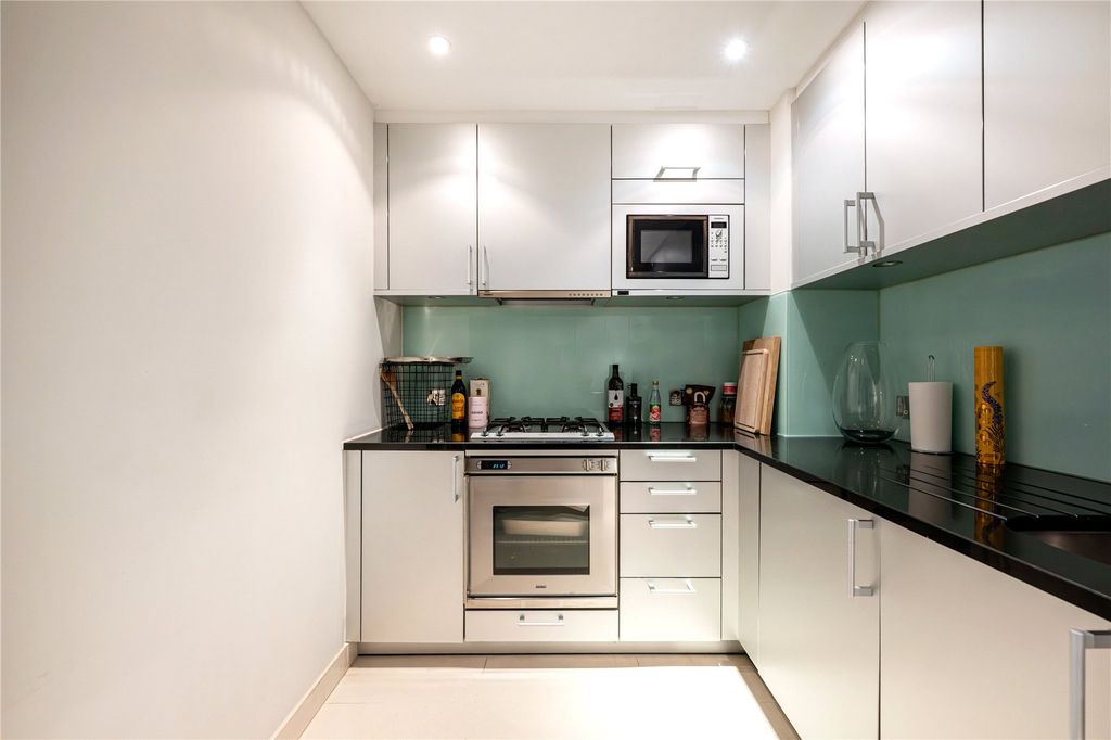 Property photo 3 of 8 Kitchen