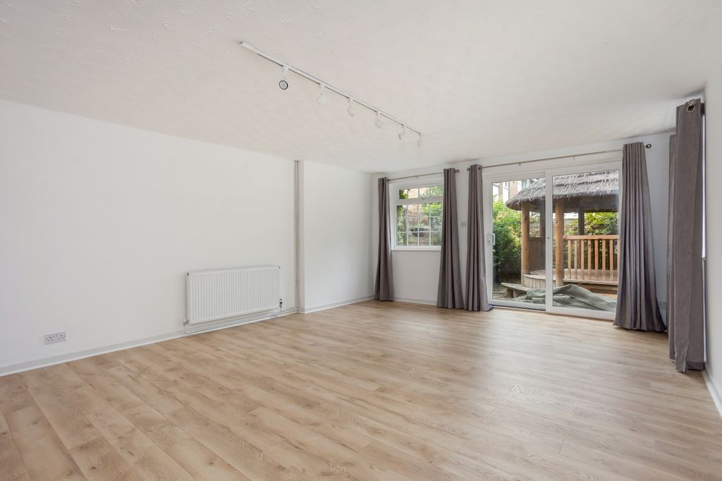 Property photo 2 of 19 1 Ellison Close 2...