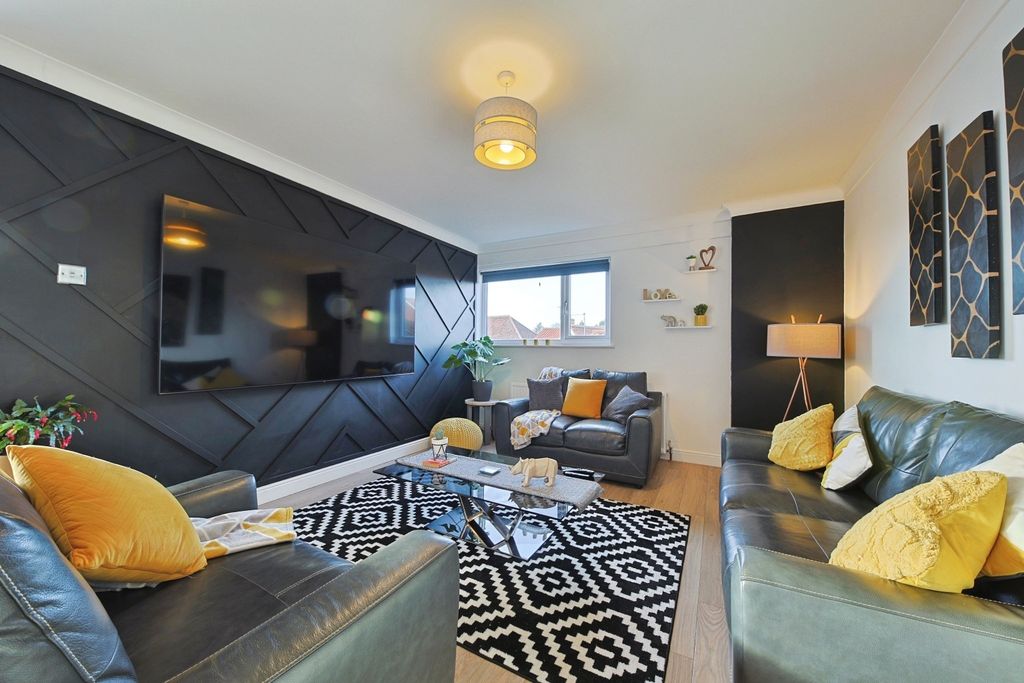 Property photo 2 of 39 4712236