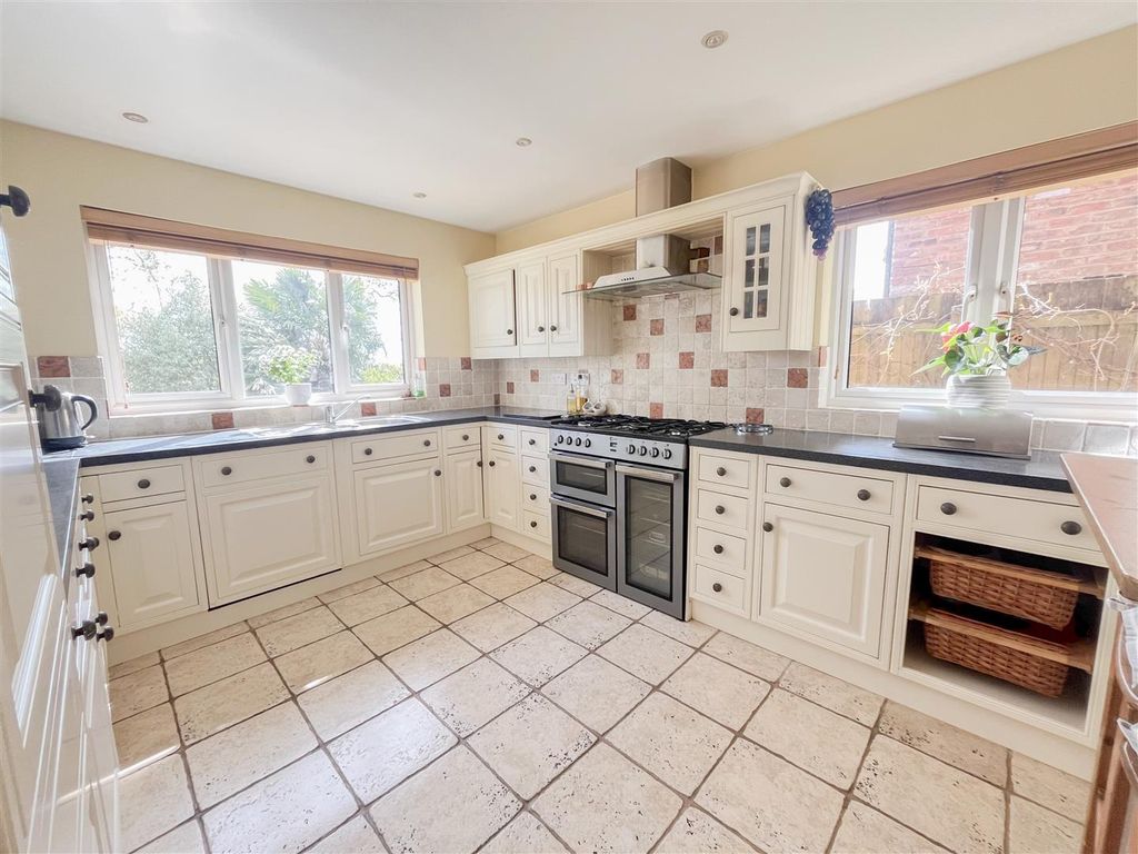 Additional image 6 of 5 bed detached house for saleThorntree Close, Heathfield TN21