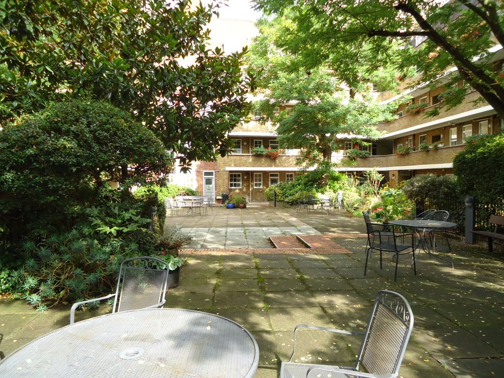 Property photo 1 of 7 Comm - Courtyard