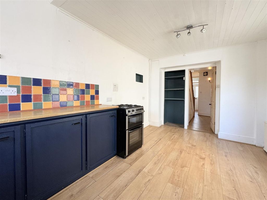 Property photo 3 of 19 Kitchen