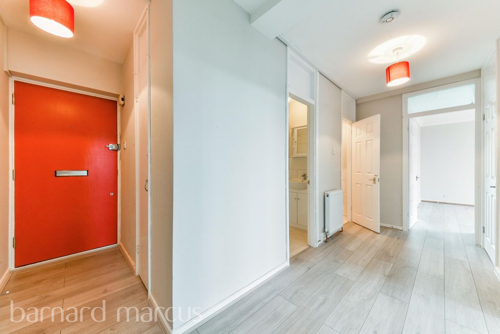Property photo 3 of 7 Hallway
