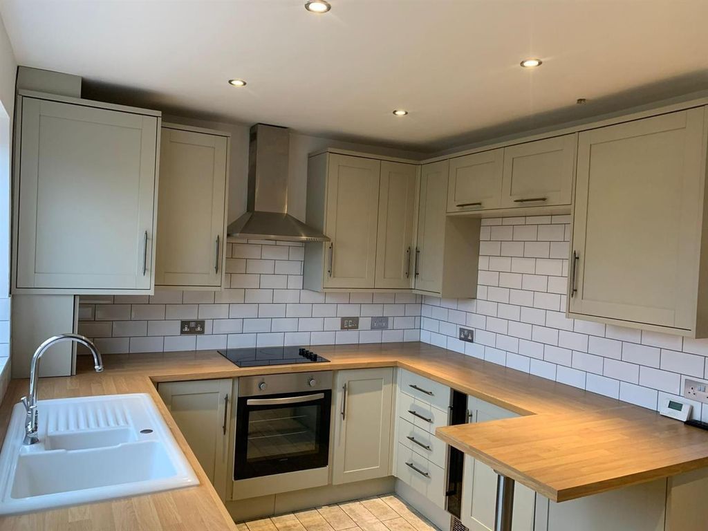 Property photo 2 of 8 Kitchen.Jpg