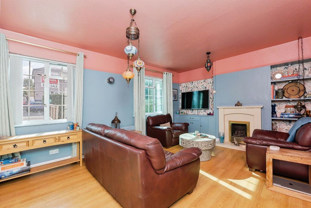 Property photo 3 of 32