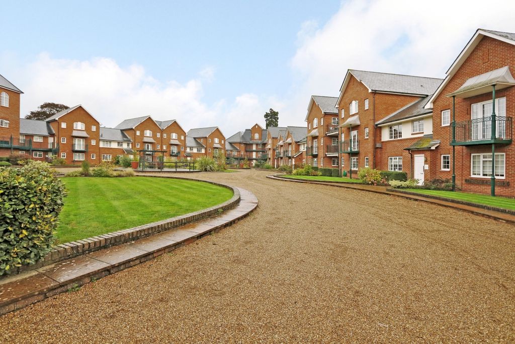 Property photo 3 of 7 92 Knights Plc 13...